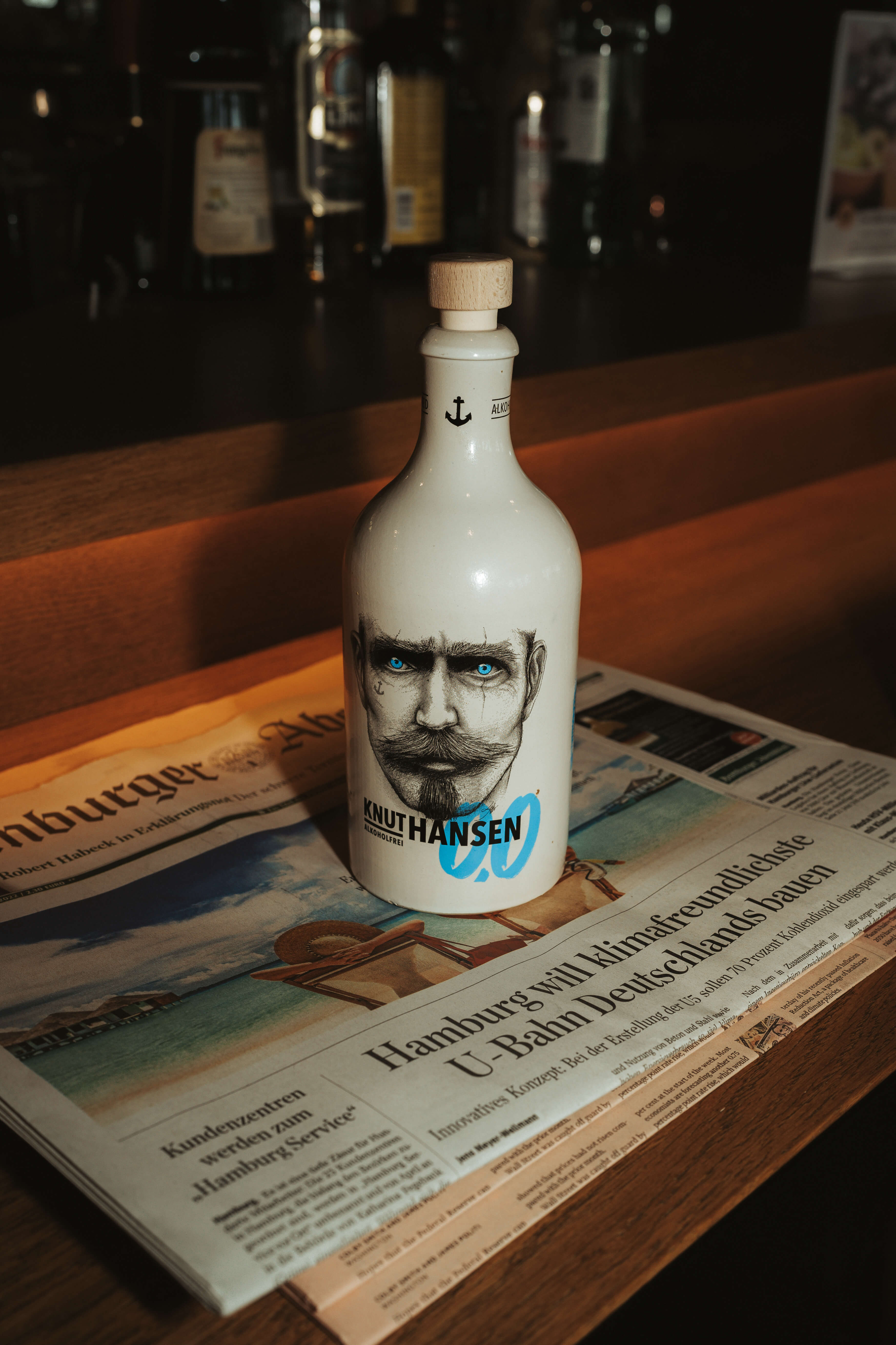 Knut Hansen alkoholfrei auf einer Zeitung