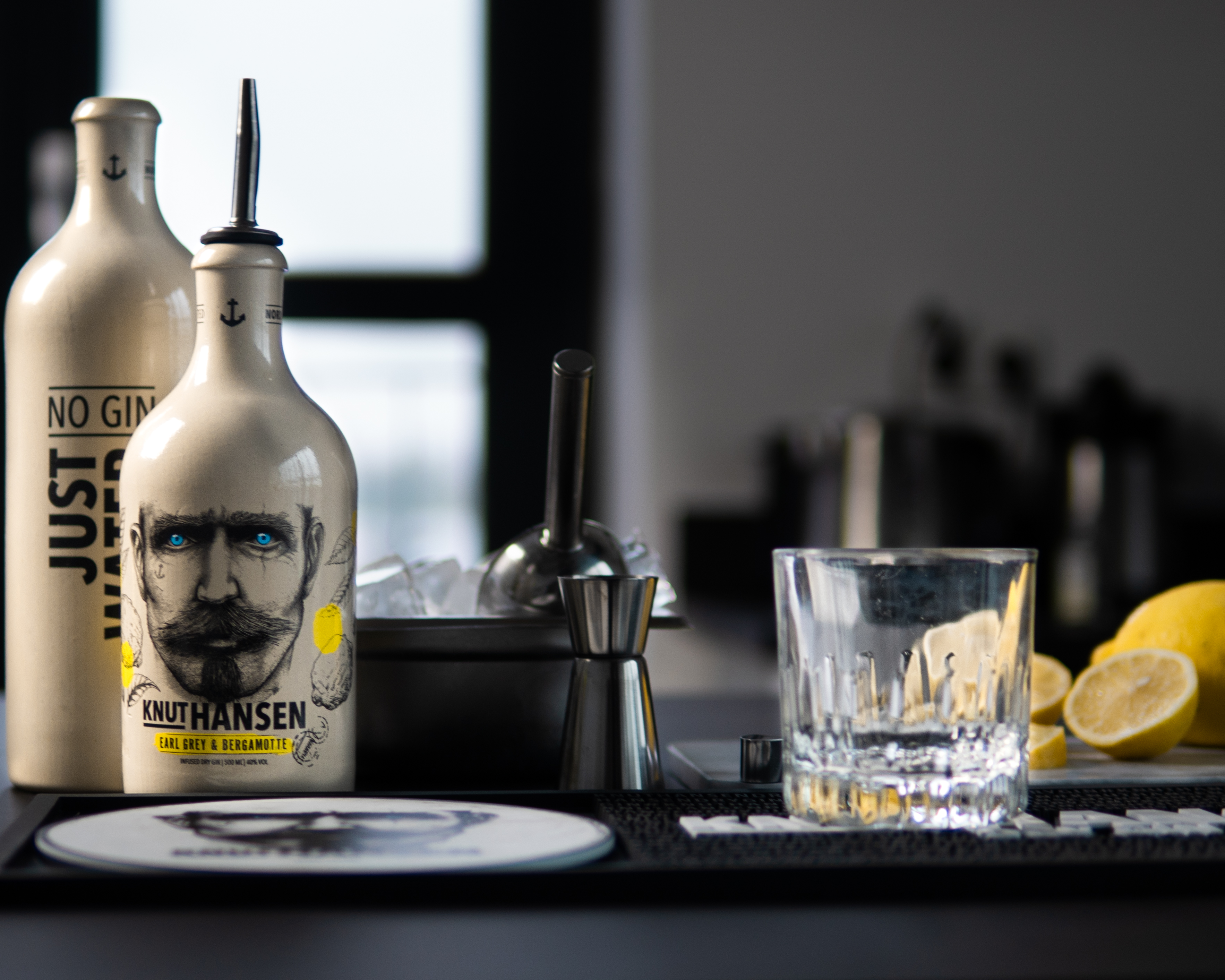 KNUT HANSEN Earl Grey Bergamotte auf einer Barmatte