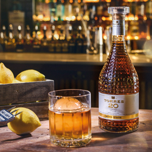 TORRES 20 Imperial Brandy im Glas