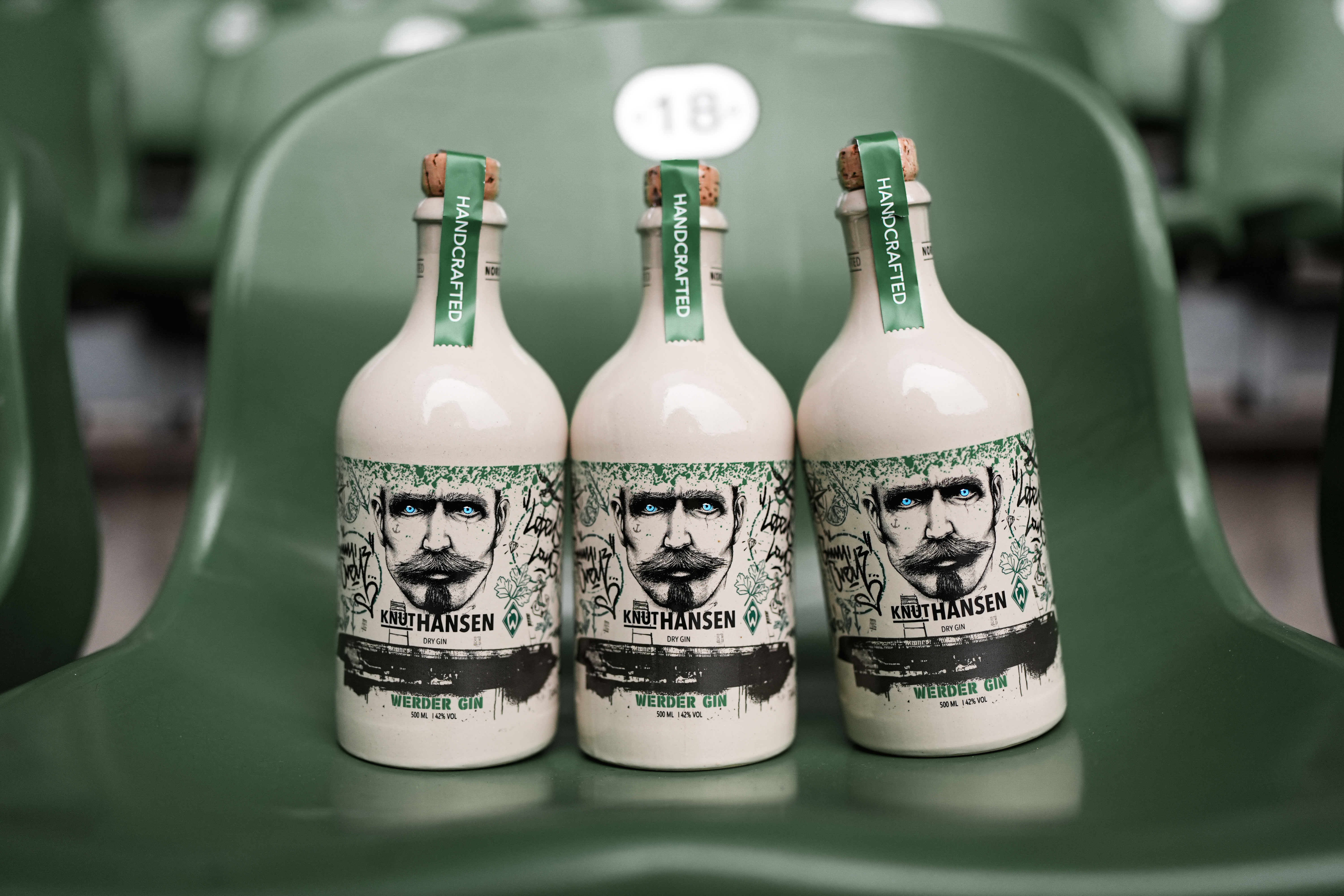 KNUT HANSEN Dry Gin Werder Bremen® Edition 0,5l auf einem Stadion Stuhl