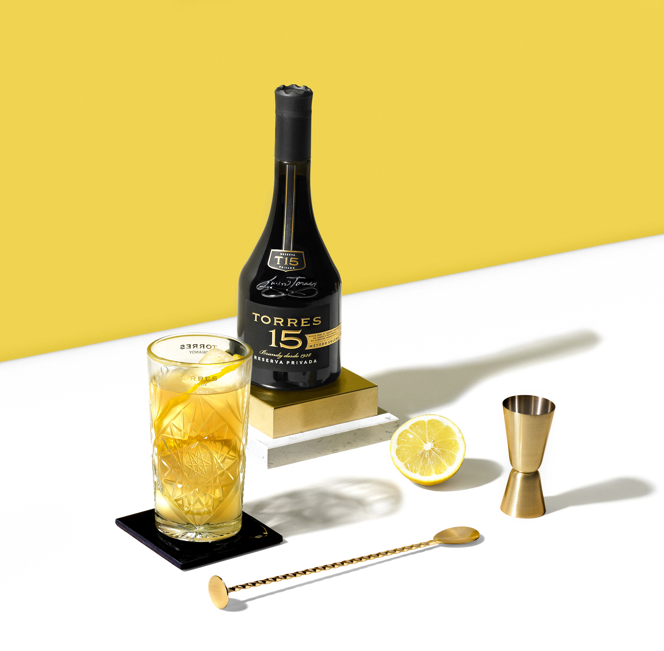 TORRES 15 Imperial Brandy neben einem Glas