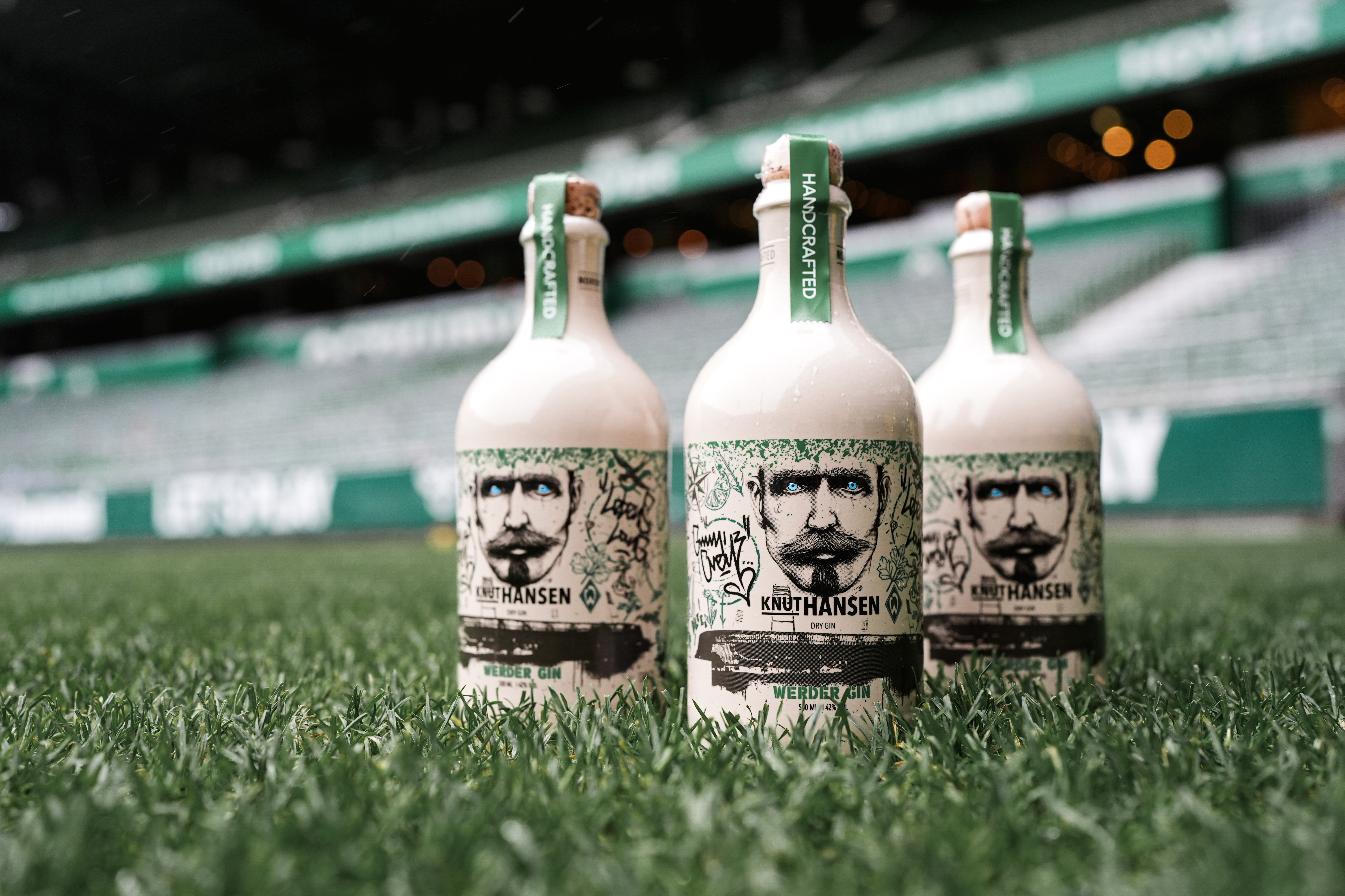 KNUT HANSEN Dry Gin Werder Bremen® Edition 0,5l auf dem Stadion Rasen