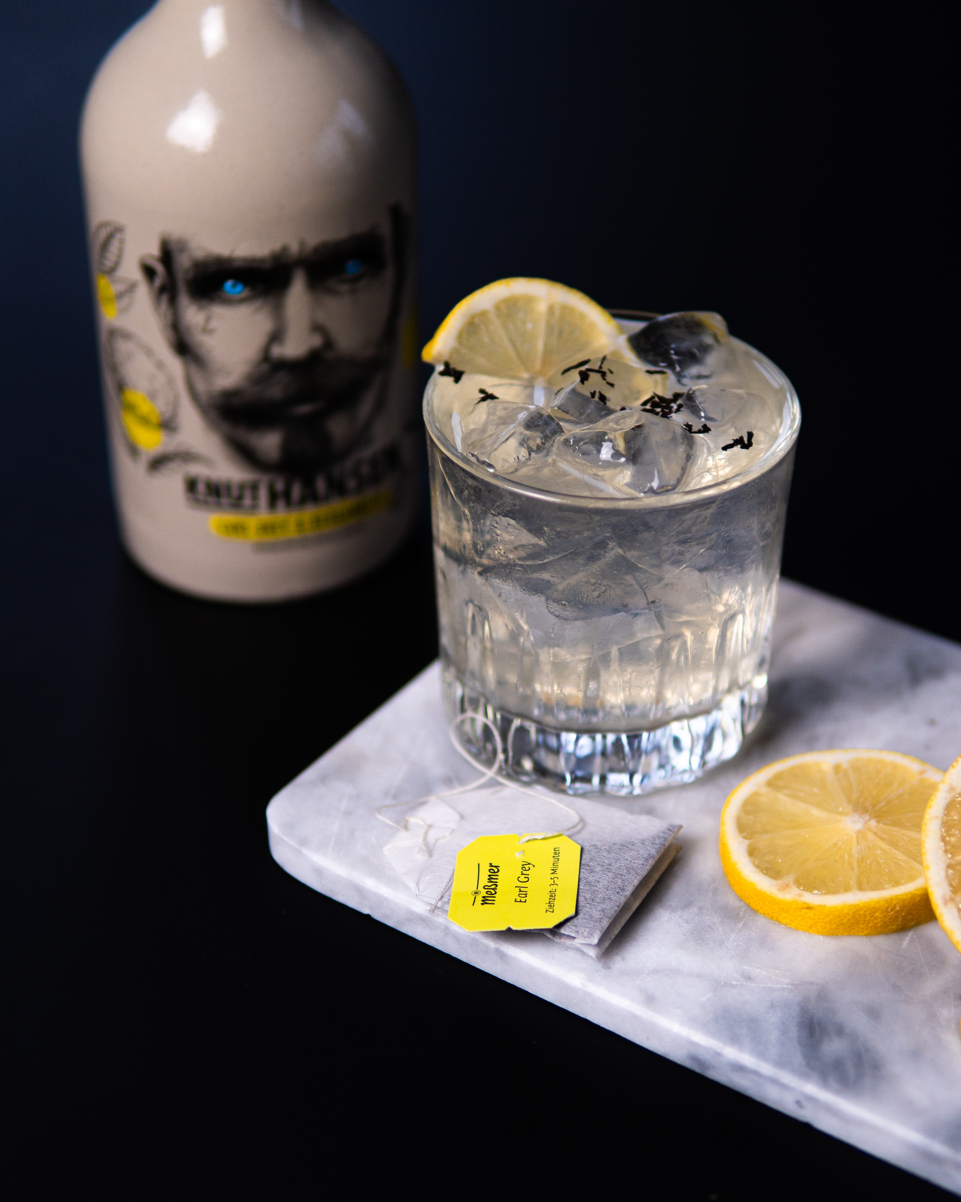 KNUT HANSEN Earl Grey Bergamotte neben einem Glas