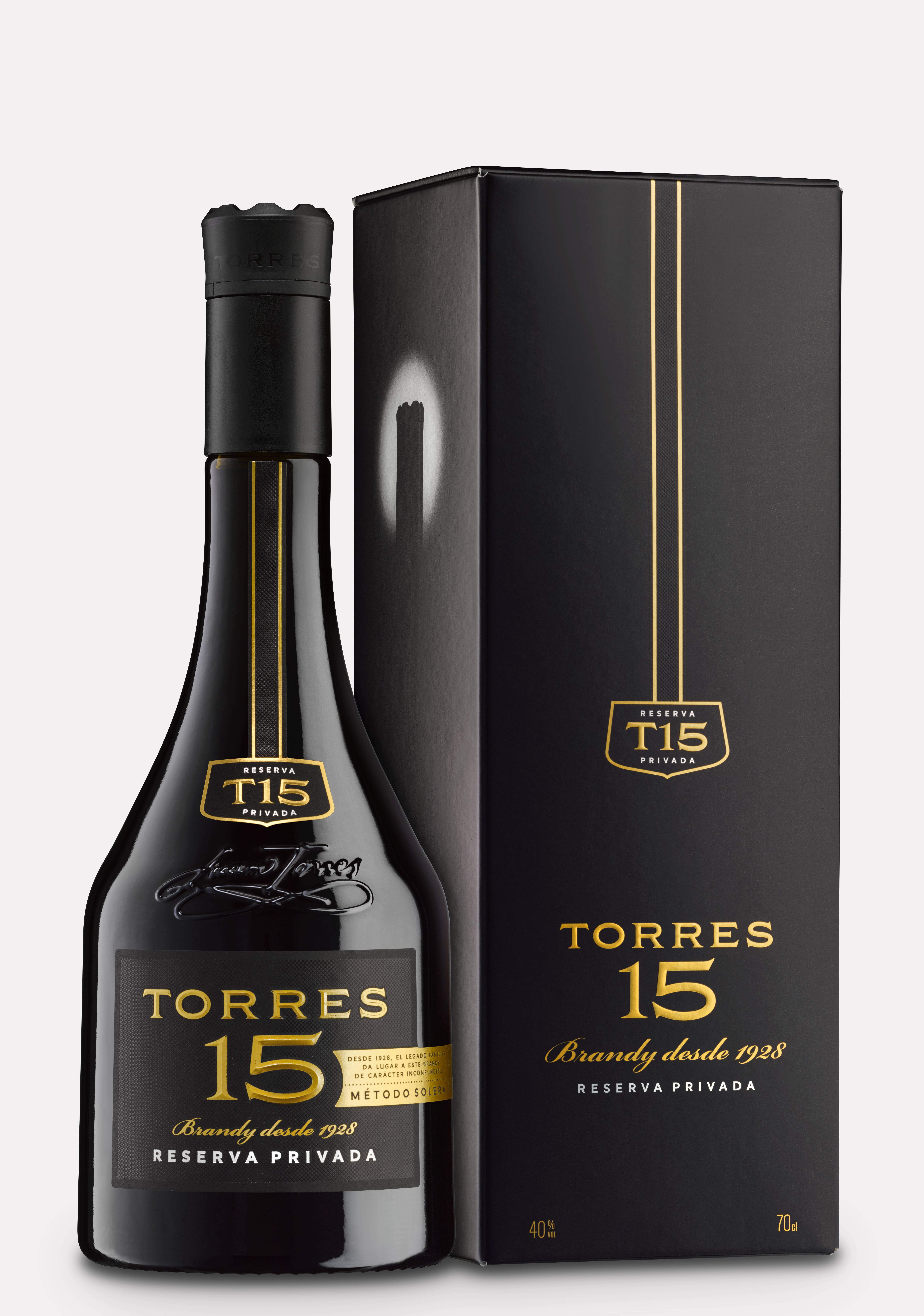 TORRES 15 Imperial Brandy neben der Verpackung