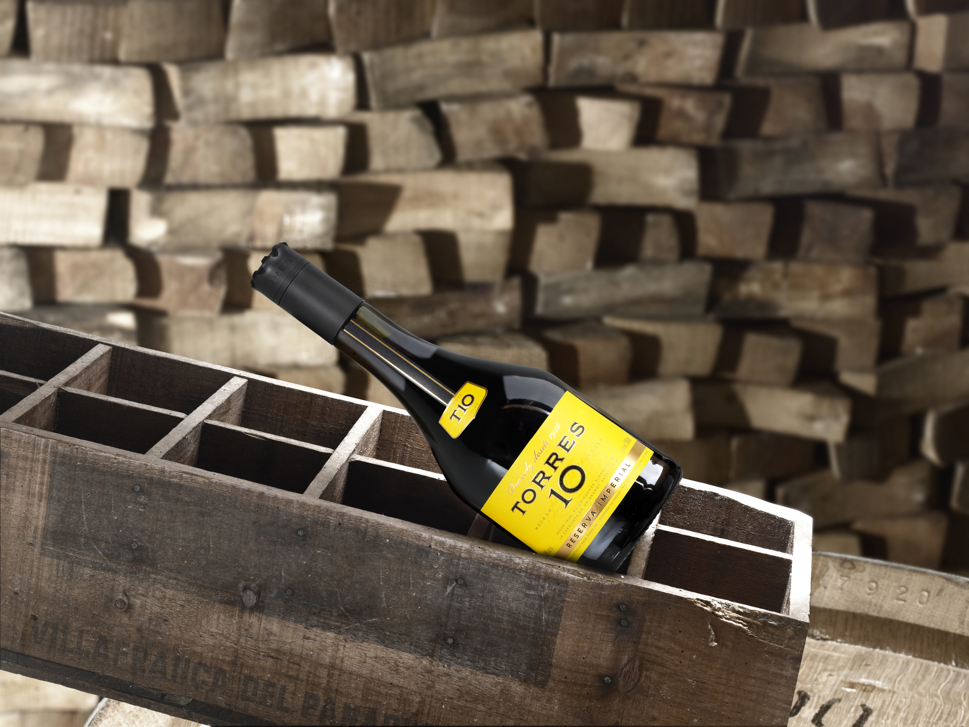 TORRES 10 Imperial Brandy auf einer Holzkiste