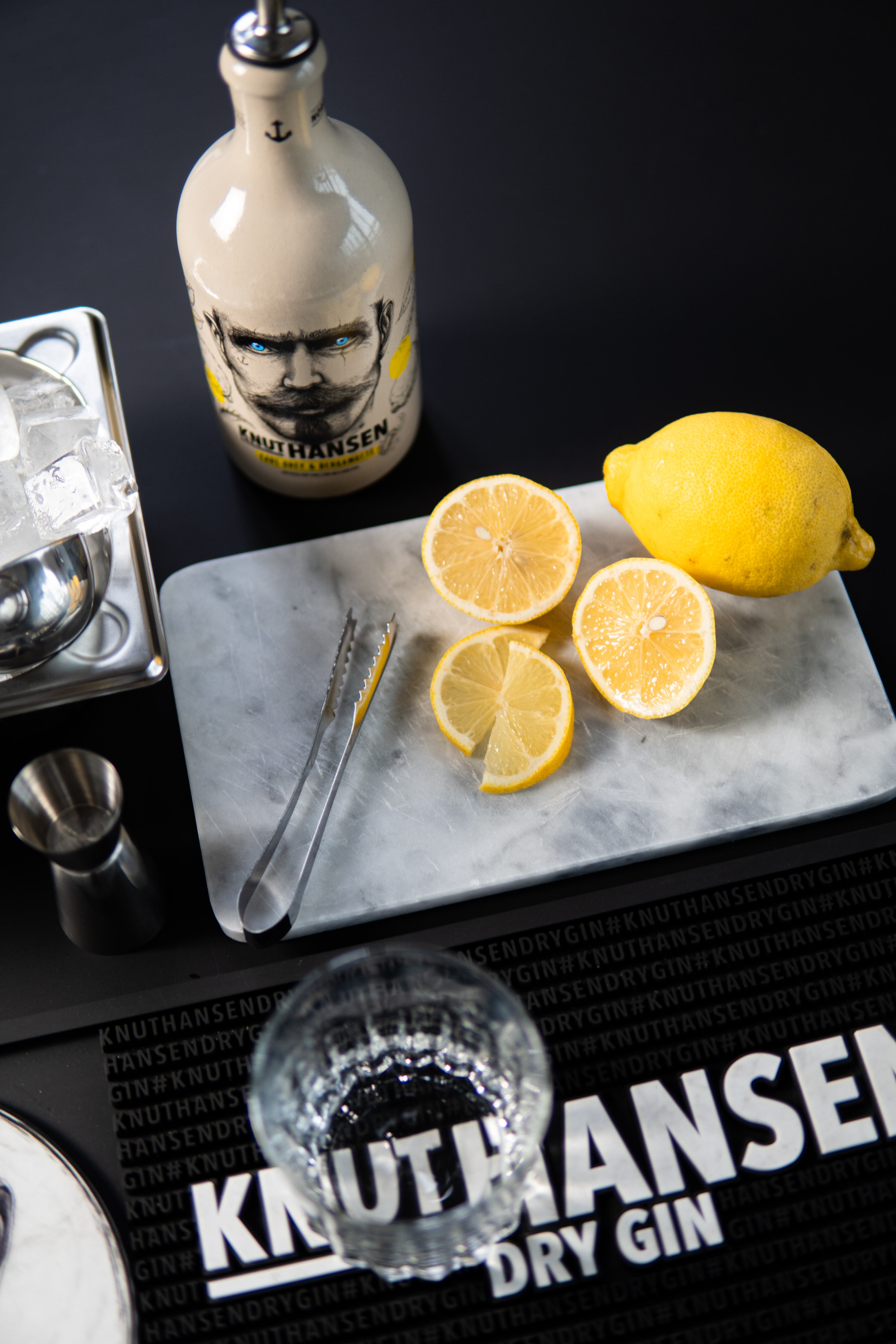 KNUT HANSEN Earl Grey Bergamotte neben Zitronen