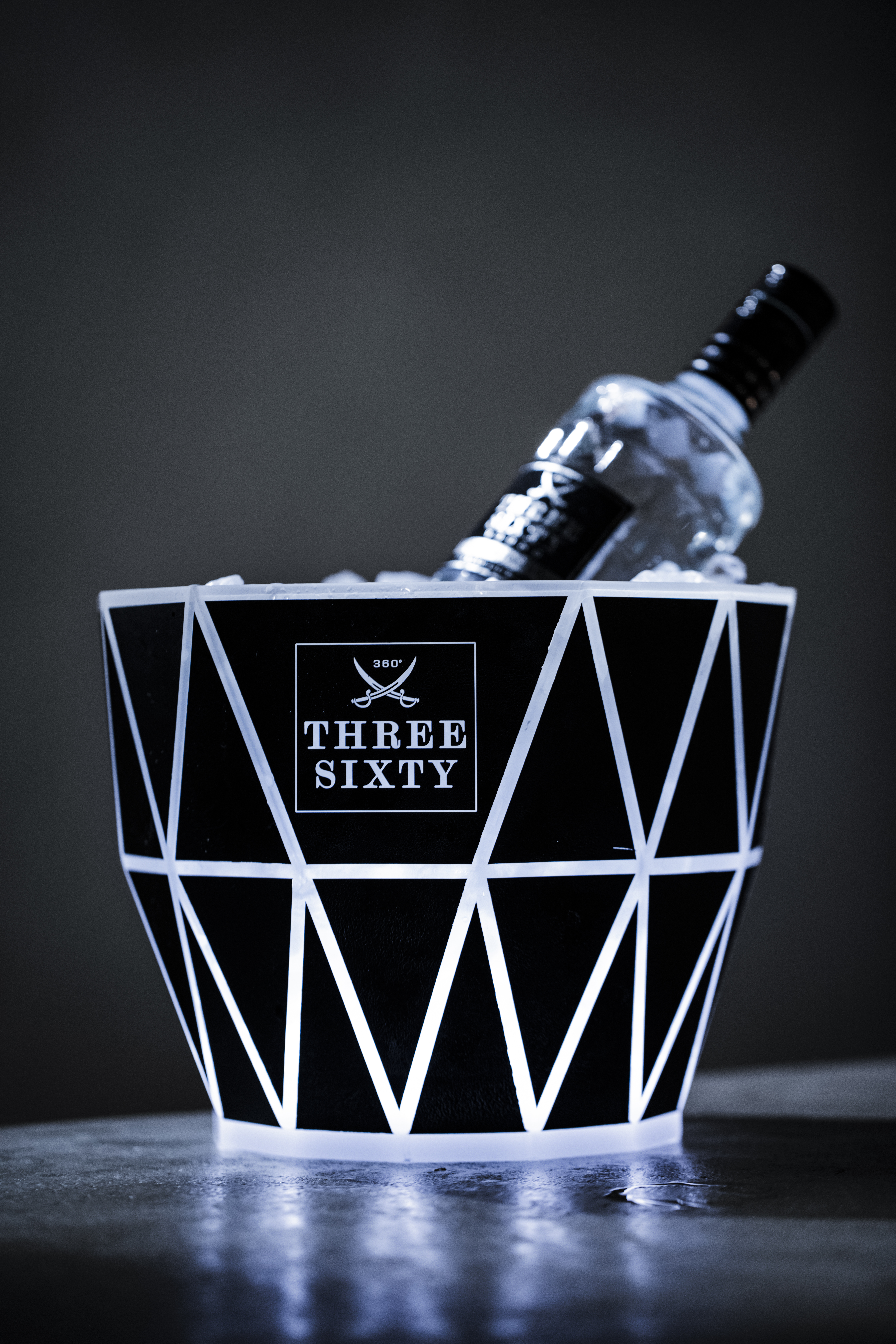 THREE SIXTY Vodka im Eis Bucket