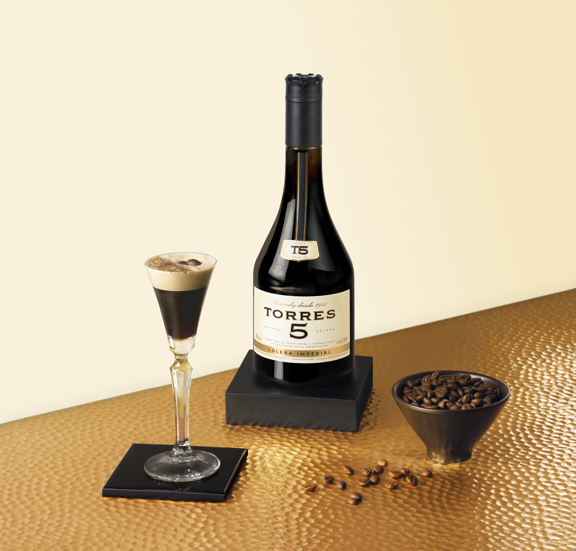 TORRES 5 Imperial Brandy neben einem Glas