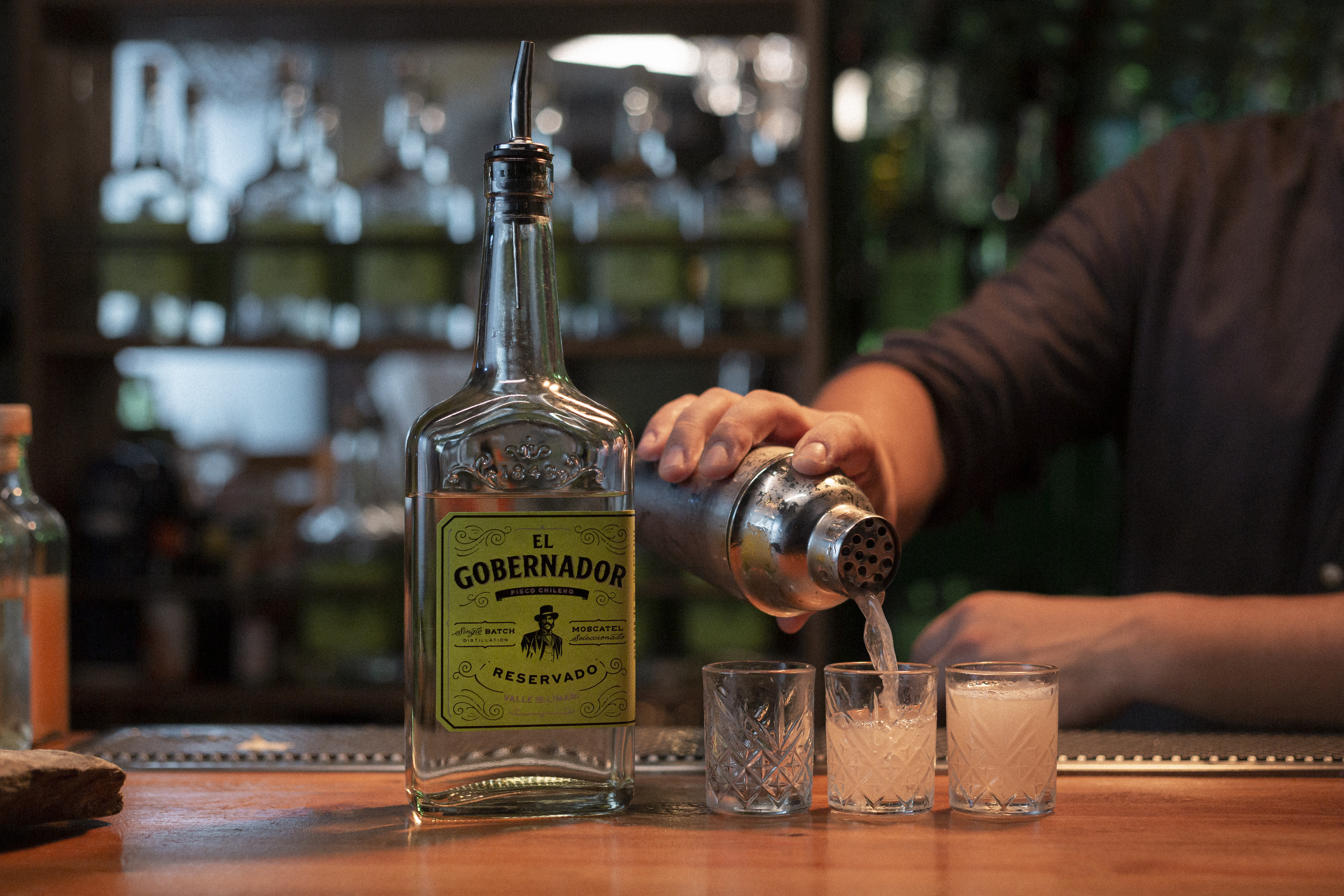 El Gobernador Pisco eingießen