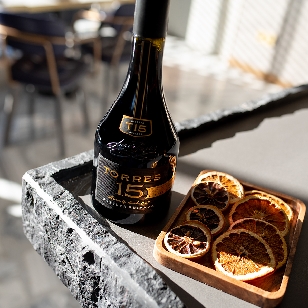 TORRES 15 Imperial Brandy auf einem Tisch